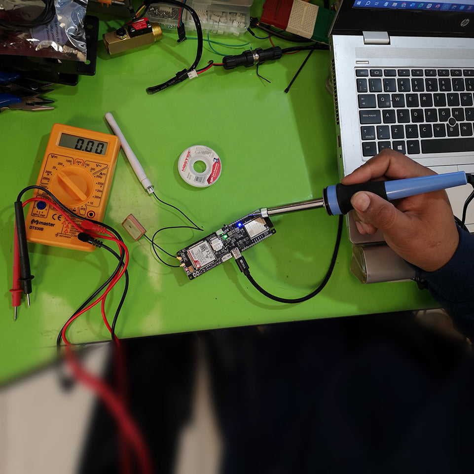 Kit de Soldadura HOME-KIT con Cautín, Multímetro Digital y Base HOME-KIT