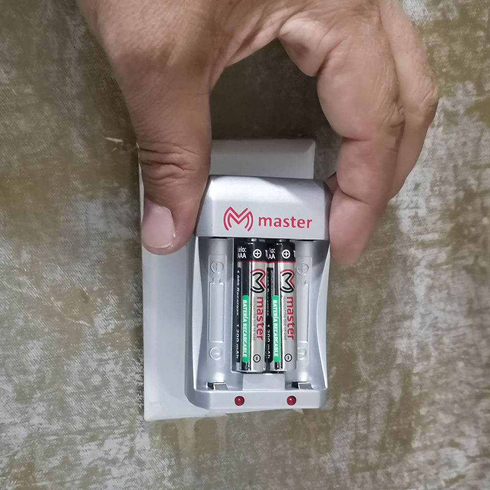 Mini Cargador de Baterías AAA – Portátil