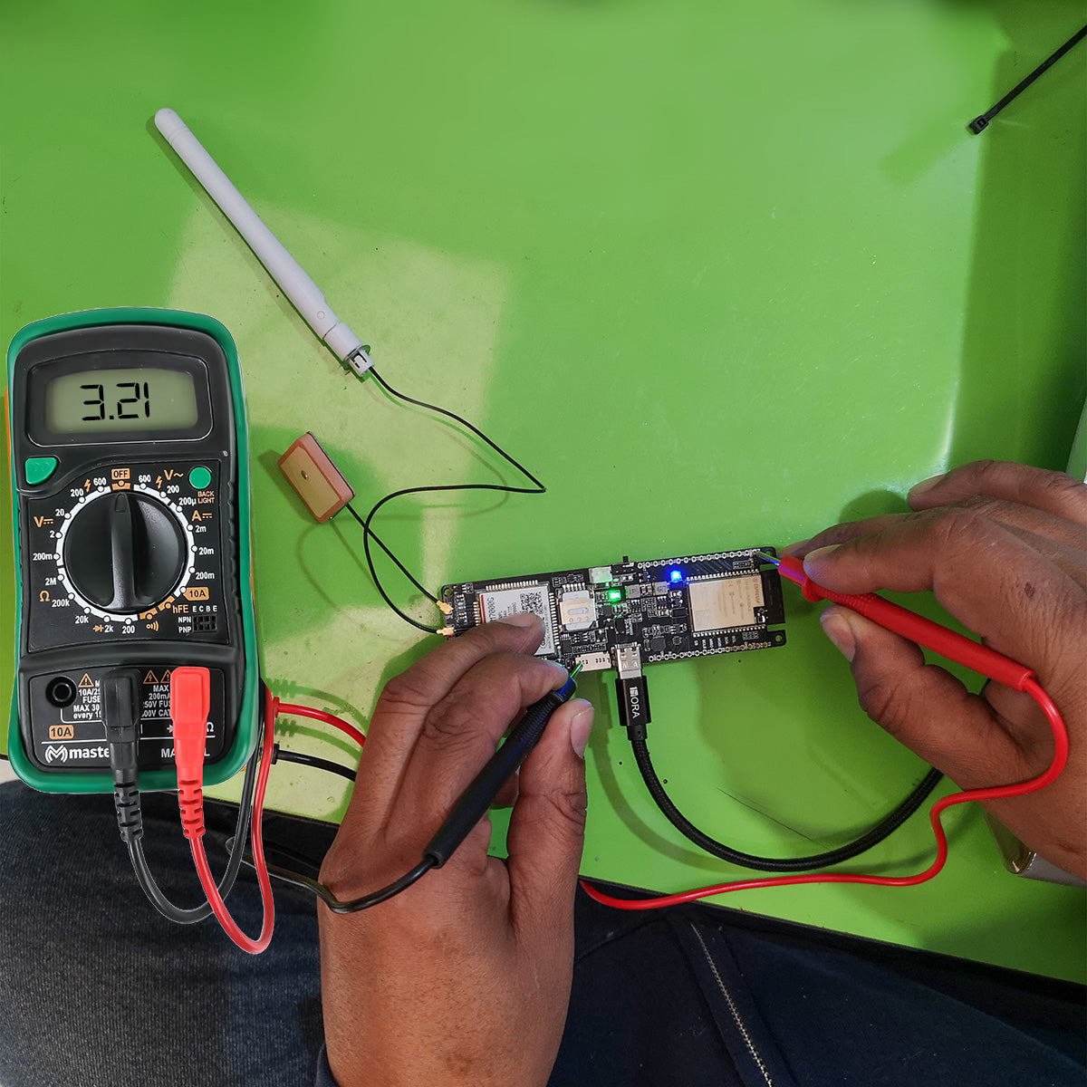 Kit Profesional de Soldadura con Cautín de Precisión y Multímetro Digital
